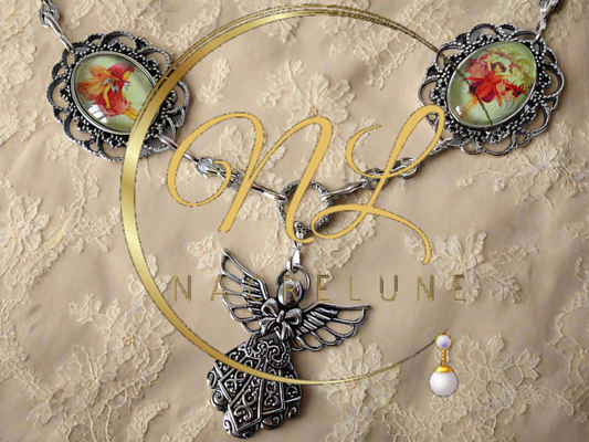 Collier fait de petits camées représentant un ange et des fées des fleurs