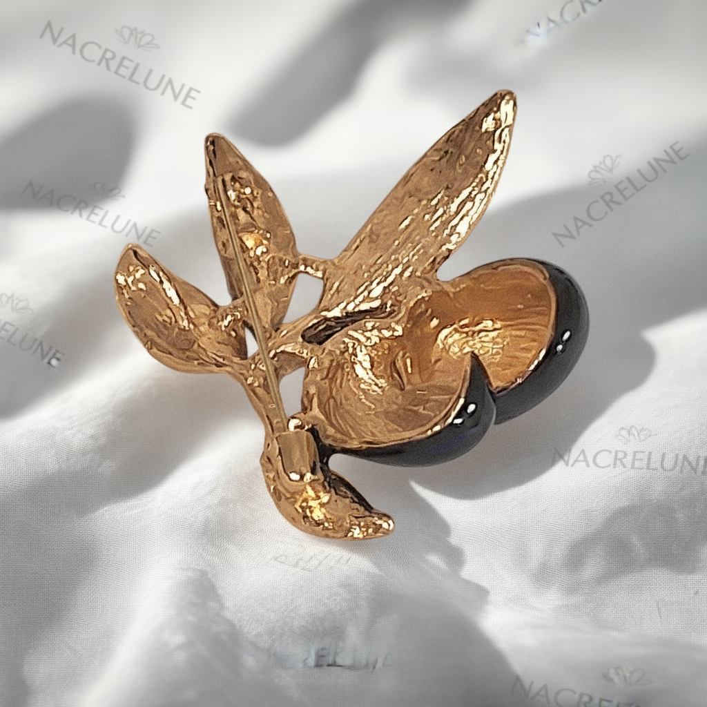 Broche en forme de petite branche d’olivier avec olives noires nacrelune.com broche