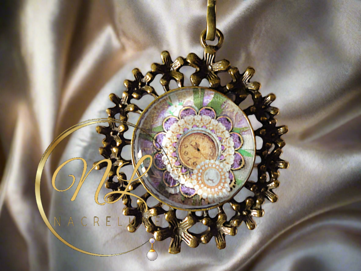 Pendentif camée dans les tons mauve de style Steampunk