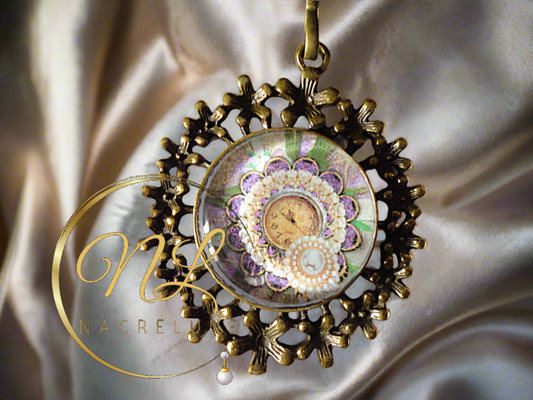 Pendentif camée dans les tons mauve de style Steampunk