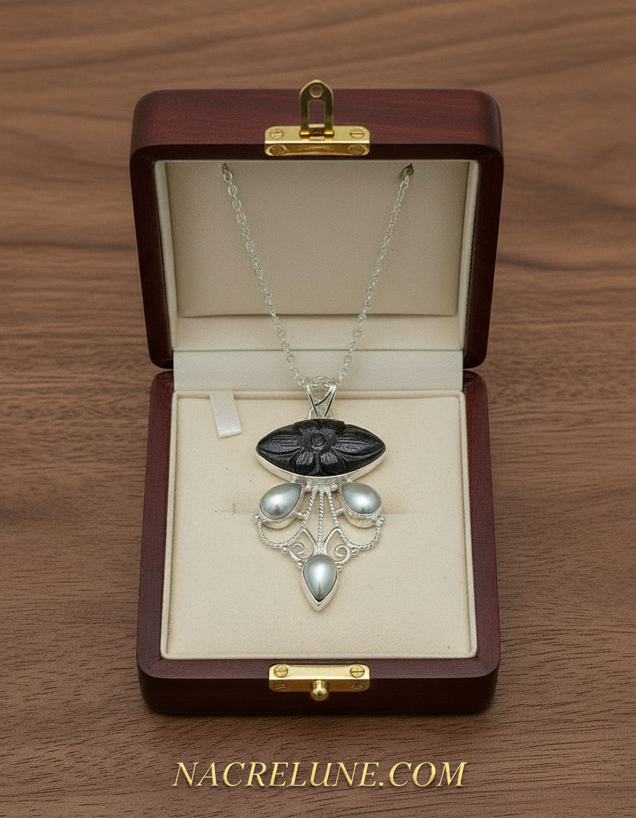Pendentif Pierre de Soleil Noire Sculptée & Perles — Argent 925 | NACRELUNE nacrelune.com pendentif