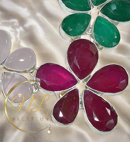 Collier en argent avec rubis émeraudes quartz roses et pierres de lune taillées en forme de fleurs