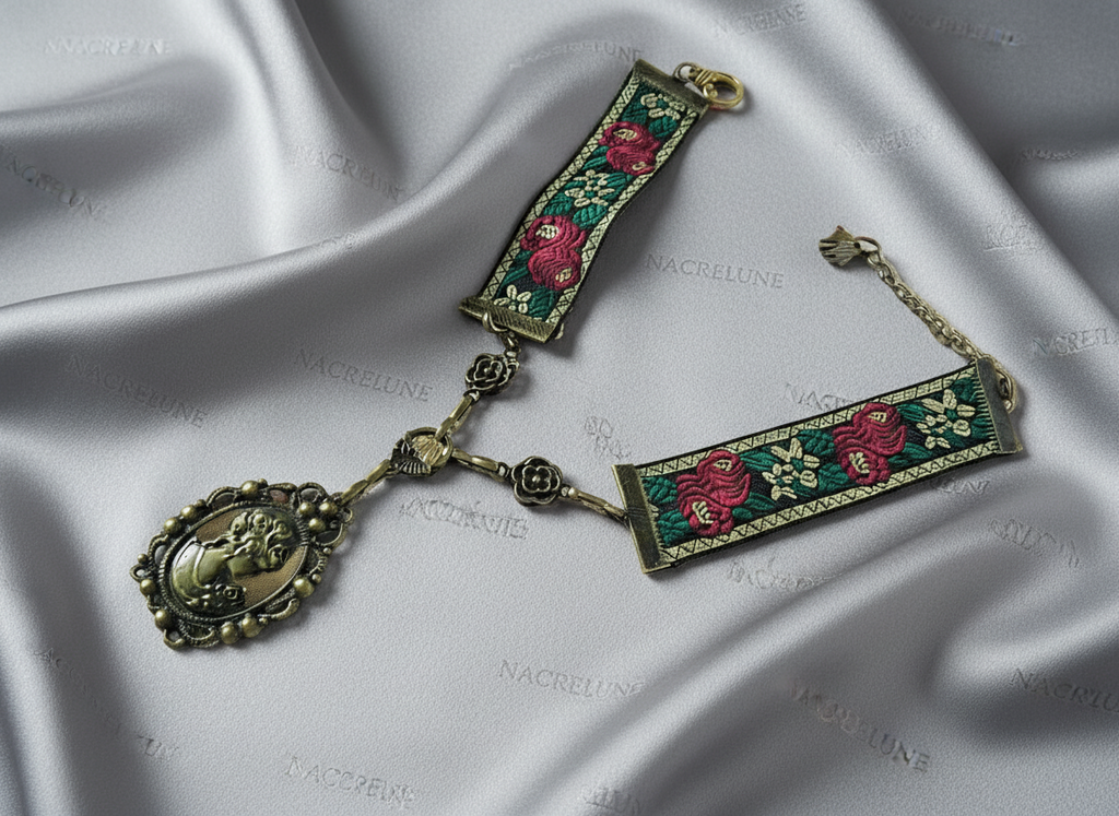 collier avec ruban brocard et camée métallique nacrelune.com collier