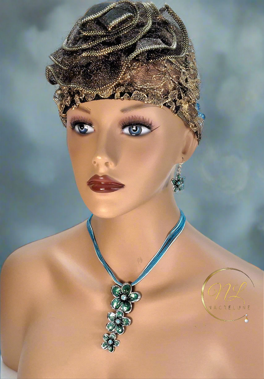Pendentif en émail et strass en forme de fleurs avec boucles assorties