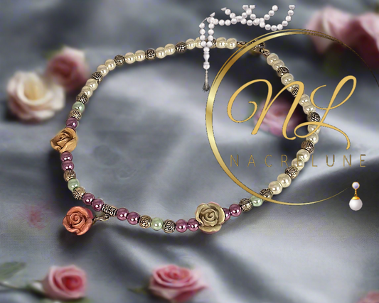 collier fantaisie en perles d'imitation et roses en résine