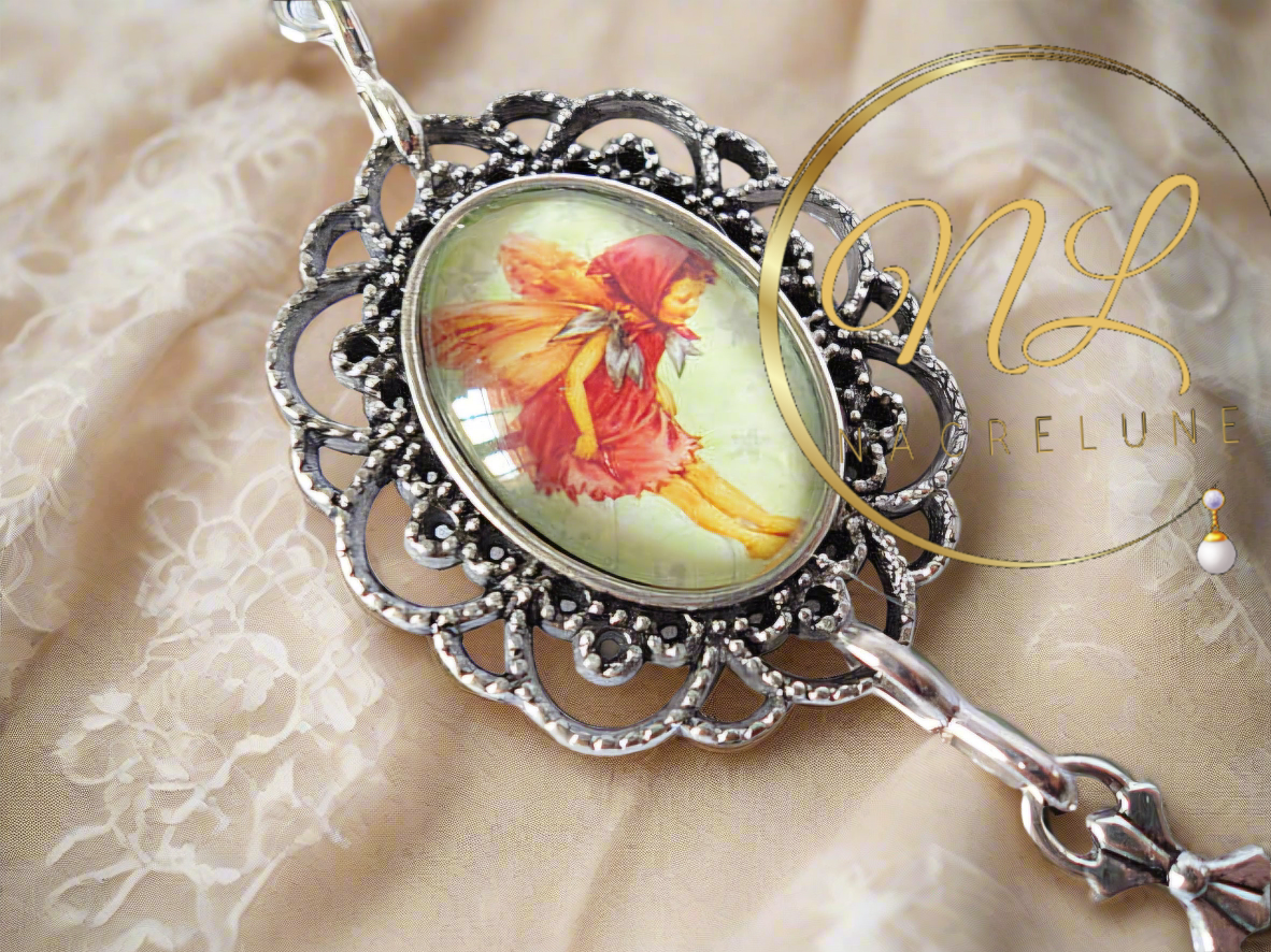 Collier fait de petits camées représentant un ange et des fées des fleurs