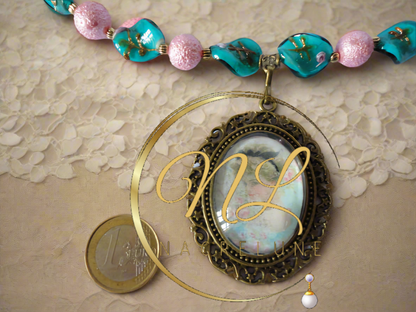 collier en perles de verre et acrylique avec grand camée victorien