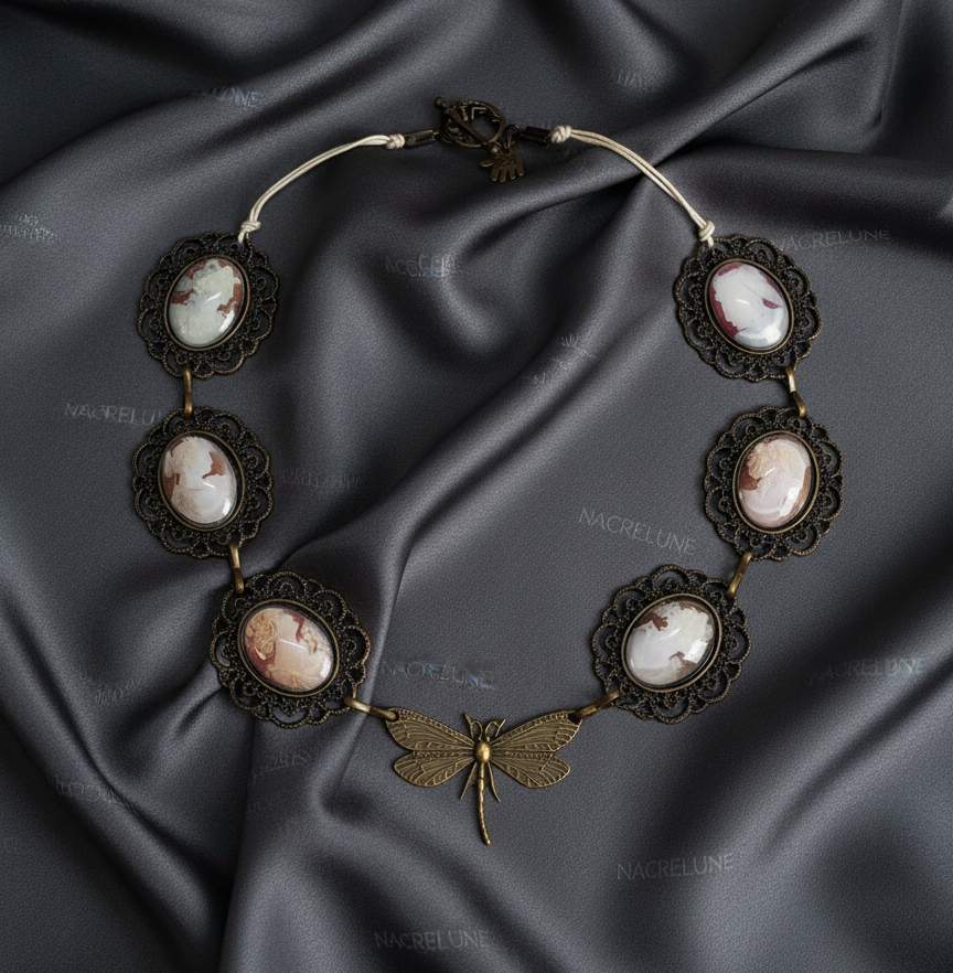 Collier fait de camées avec libellule NACRELUNE collier