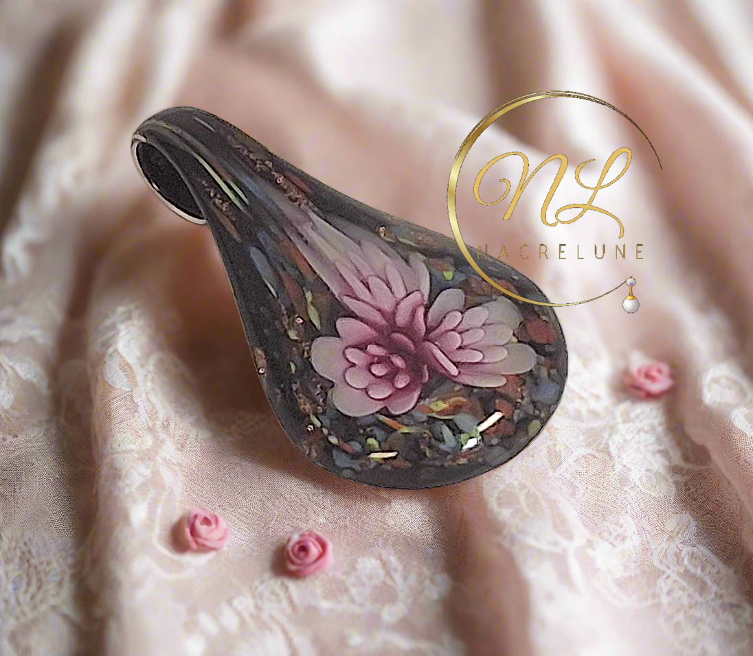 Pendentif en verre représentant une fleur colorée Rose nacrelune.com pendentif