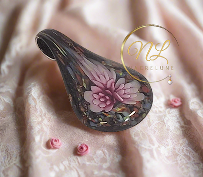 Pendentif en verre représentant une fleur colorée