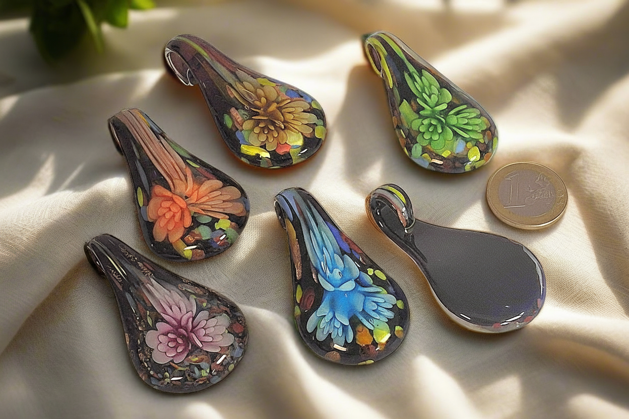 Pendentif en verre représentant une fleur colorée nacrelune.com pendentif