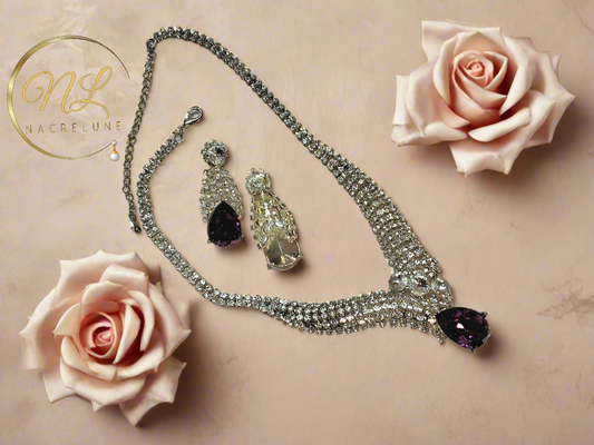 Collier en strass avec grande pierre couleur améthyste