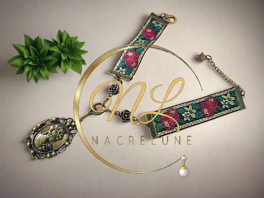 collier avec ruban brocard et pendentif camée métallique
