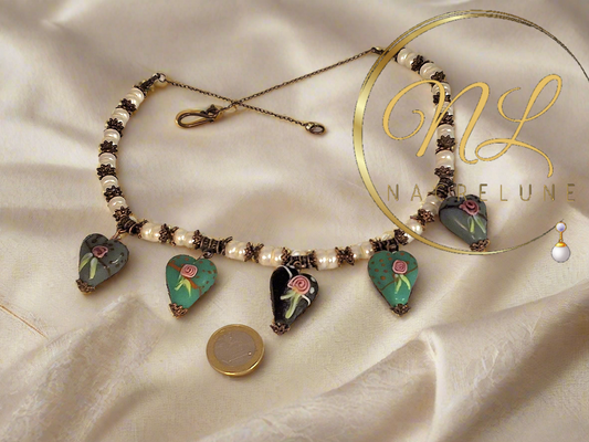 collier en perles de verre avec ses décorations en forme de coeurs