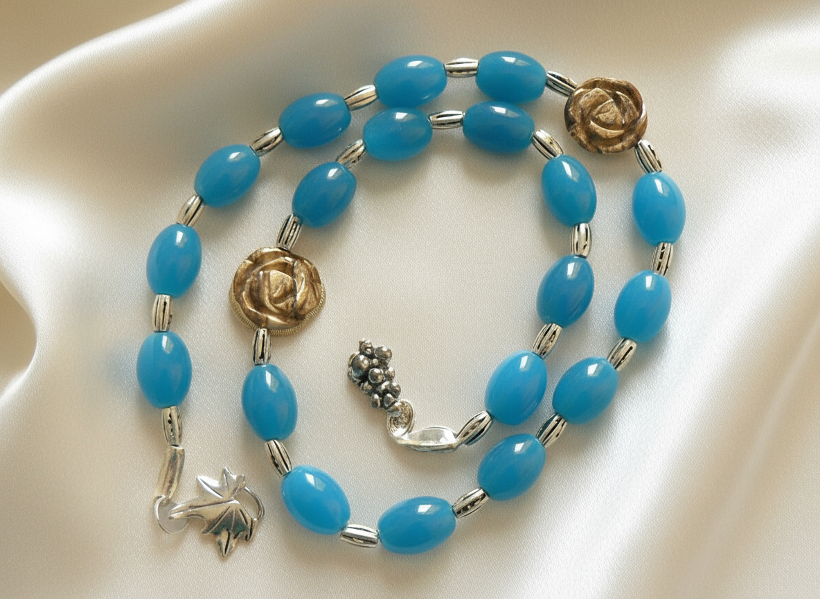 parure en perles de quartz bleus et fleurs sculptées en oeil du tigre nacrelune.com parure