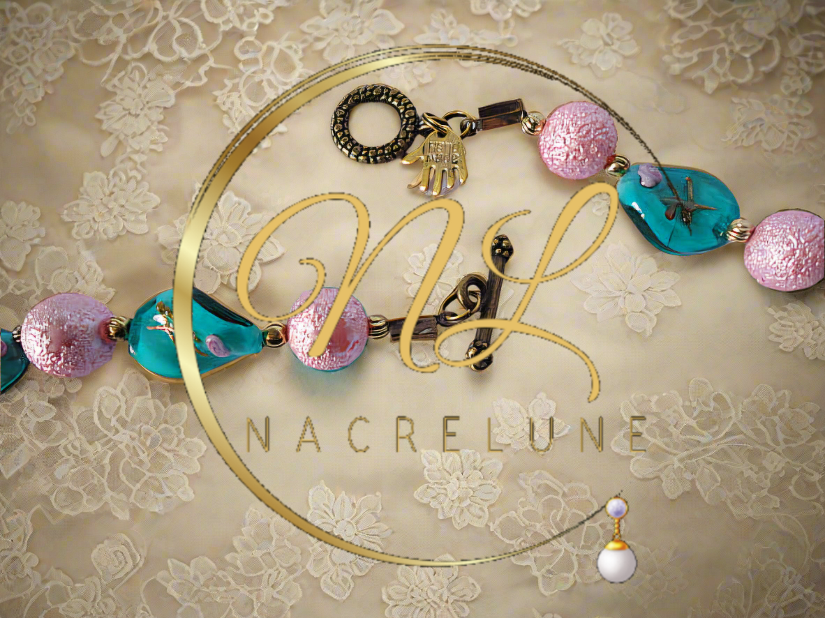 collier en perles de verre et acrylique avec grand camée victorien