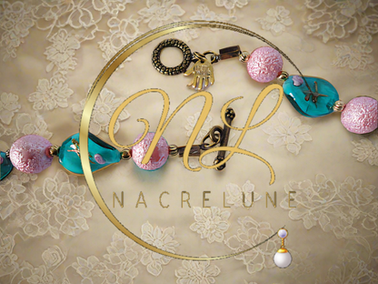 collier en perles de verre et acrylique avec grand camée victorien