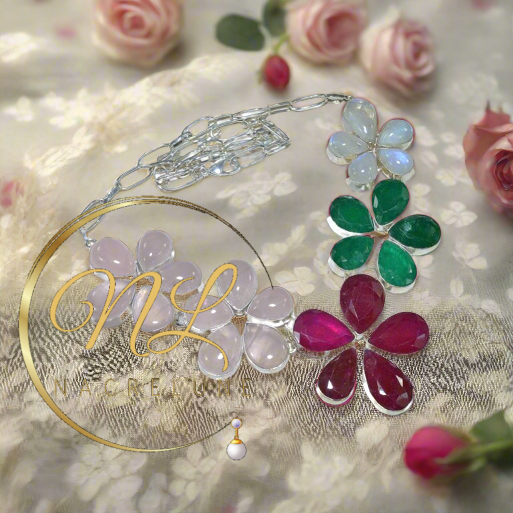 Collier en argent avec rubis émeraudes quartz roses et pierres de lune taillées en forme de fleurs