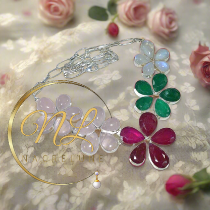Collier en argent avec rubis émeraudes quartz roses et pierres de lune taillées en forme de fleurs