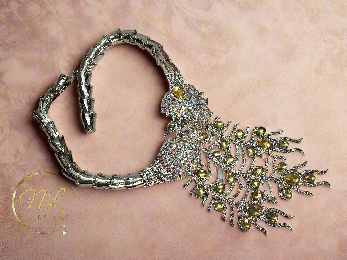 Collier strass couleur aurore boréale représentant un paon monté sur métal argenté