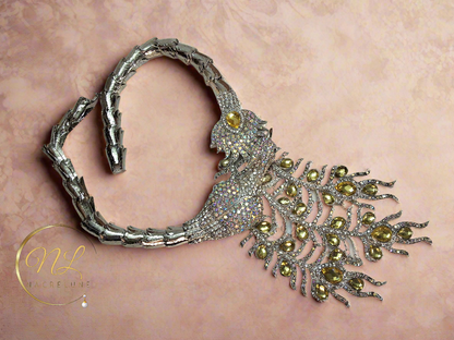 Collier strass couleur aurore boréale représentant un paon monté sur métal argenté