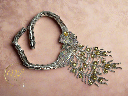 Collier strass couleur aurore boréale représentant un paon monté sur métal argenté