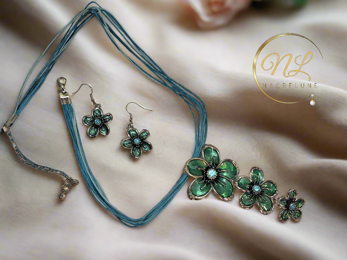 Pendentif en émail et strass en forme de fleurs avec boucles assorties