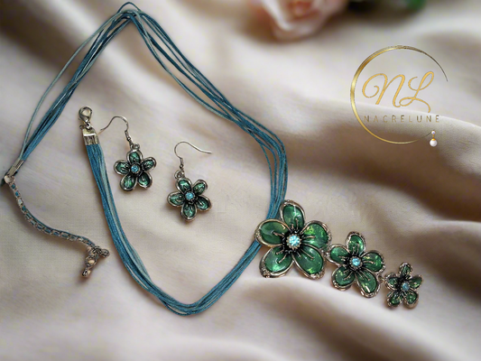 Pendentif en émail et strass en forme de fleurs avec boucles assorties