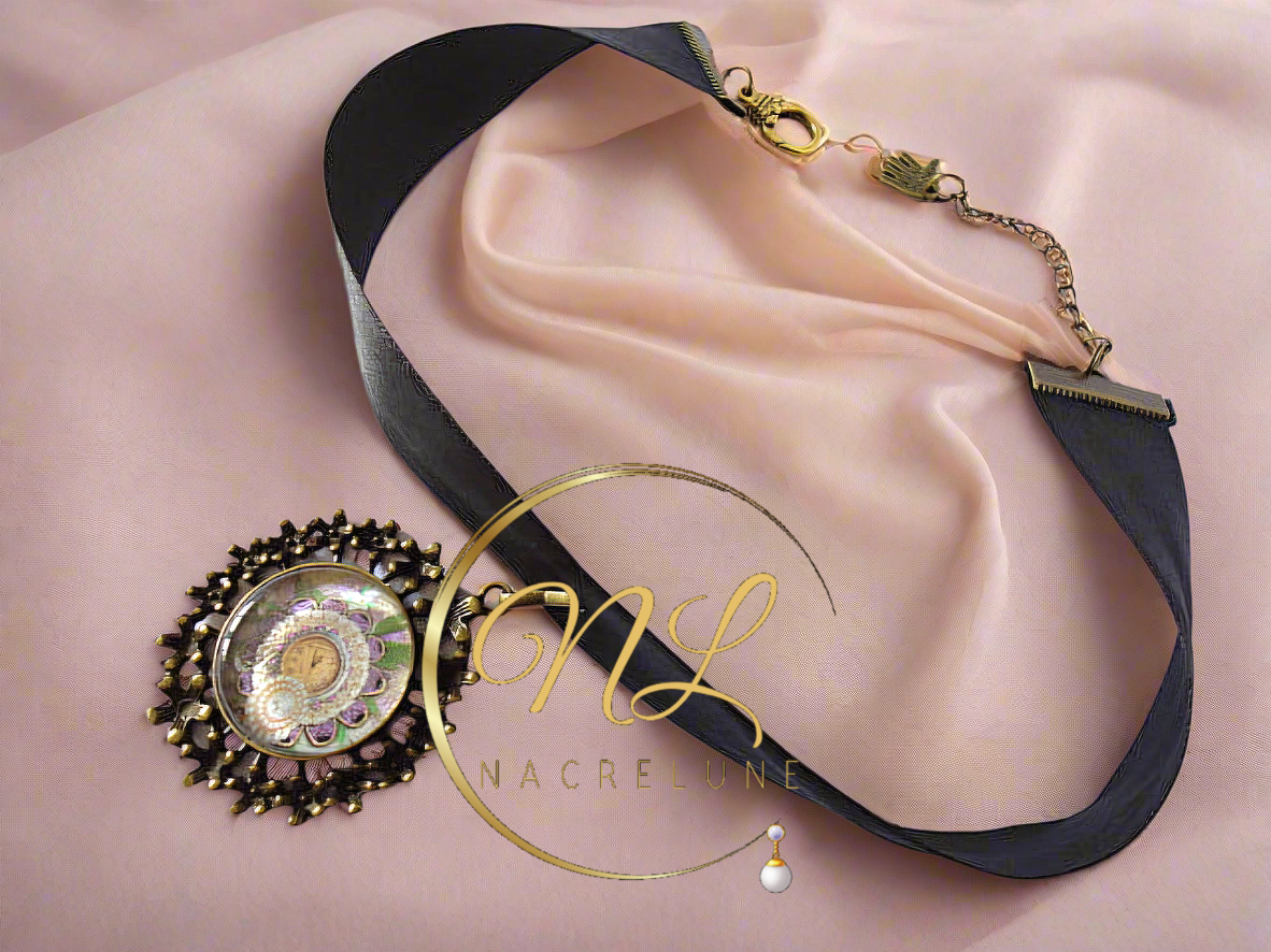 Pendentif camée dans les tons mauve de style Steampunk