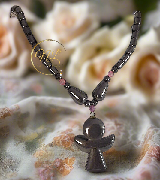 Collier en hématites avec pendentif ange gardien