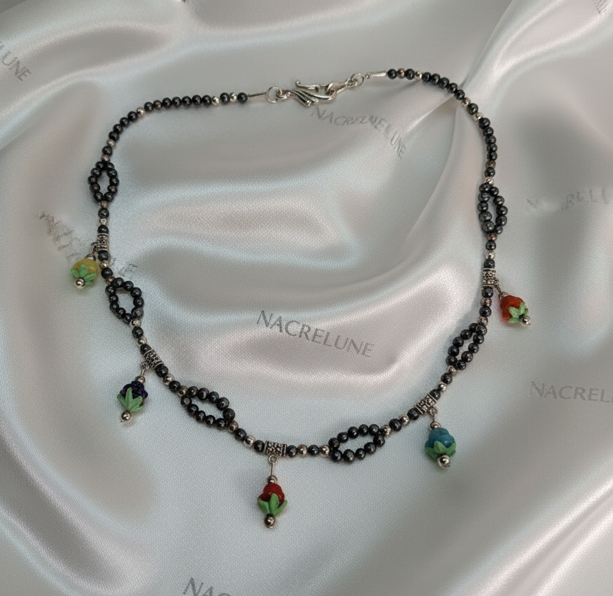 Collier en petites perles de culture noire avec des fleurs en verre multicolores nacrelune.com collier