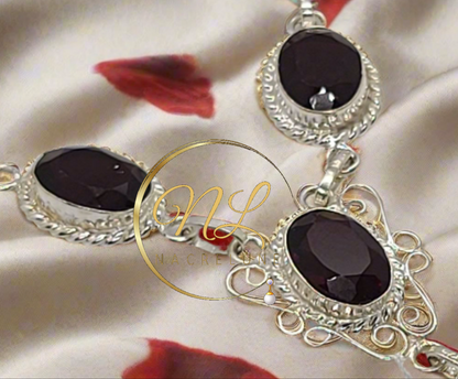 Avec des pierres en grenat taillées et une chaîne en argent véritable, ce collier ajoute une touche de luxe à votre look.