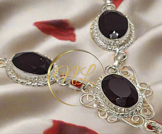 Avec des pierres en grenat taillées et une chaîne en argent véritable, ce collier ajoute une touche de luxe à votre look.