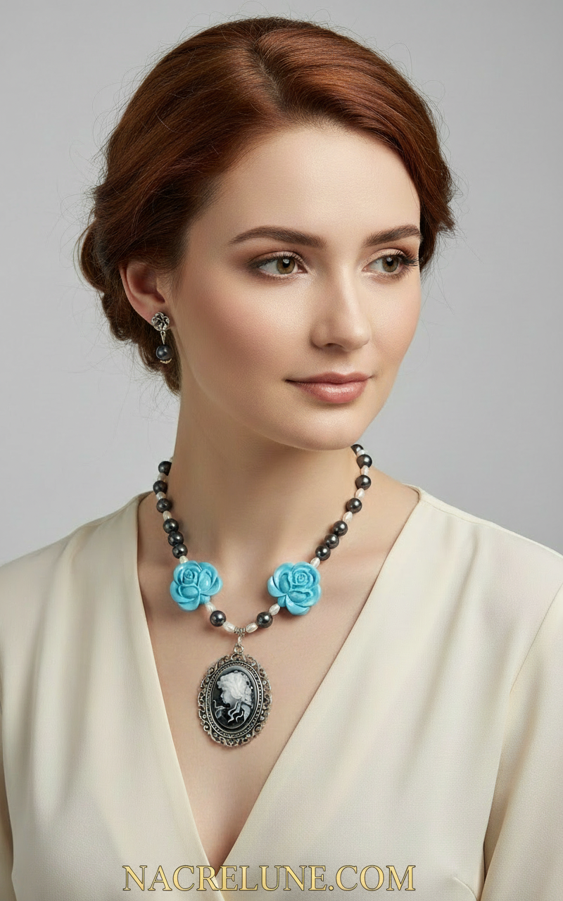 Parure en perles de nacre avec fleurs en resine turquoise et camée nacrelune.com parure