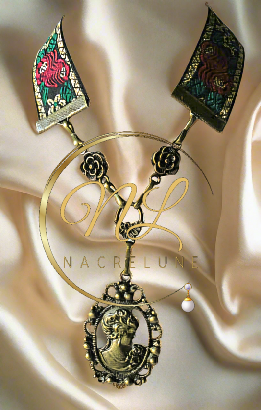 collier avec ruban brocard et pendentif camée métallique