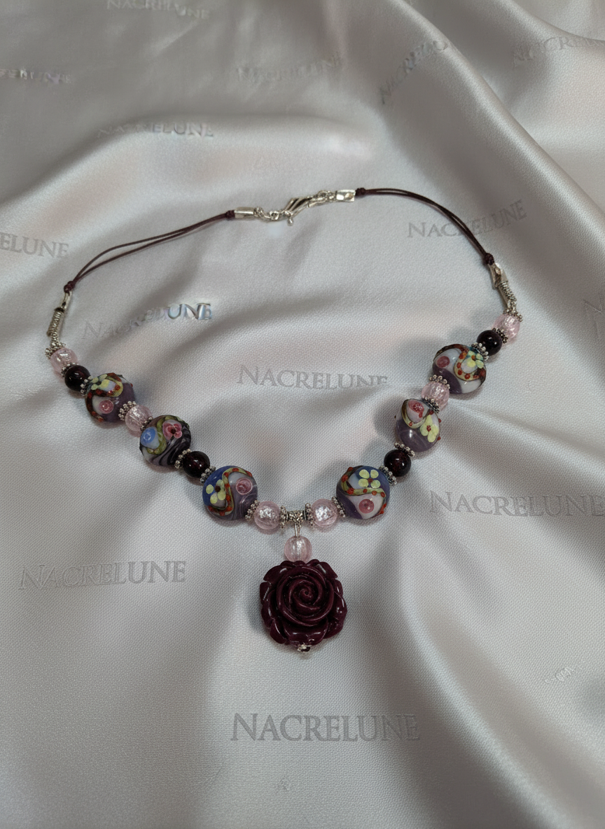collier en perles de verre et rose en resine