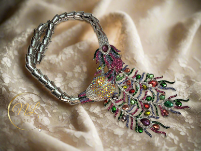 Collier en strass multicolores représentant un paon monté sur métal argenté