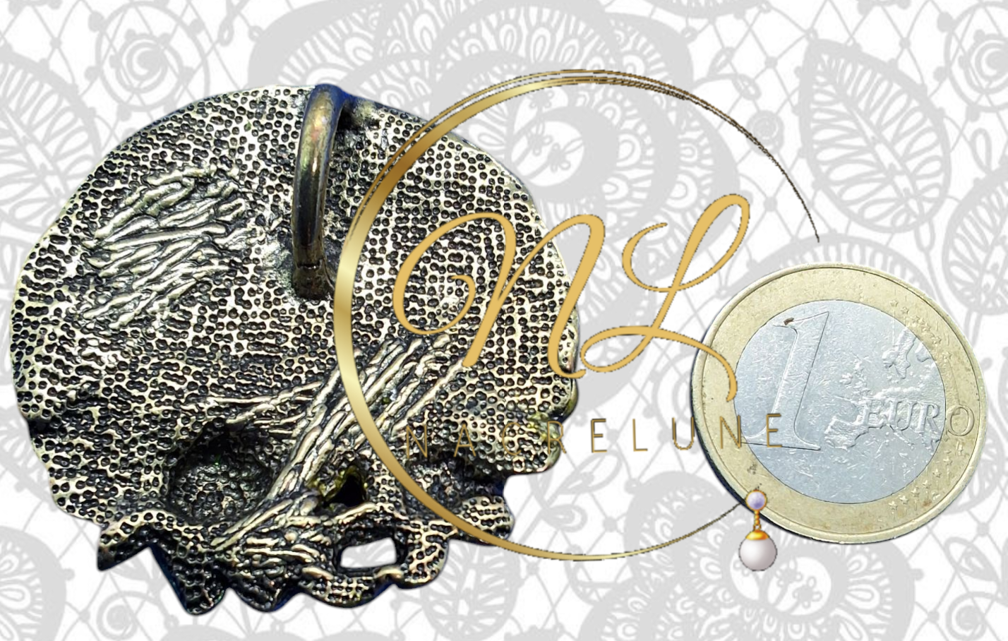 Pendentif en émail fleur, vu de dos