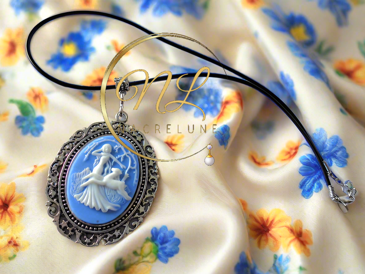 Grand pendentif camée représentant une scène de chasse antique (Bleu)