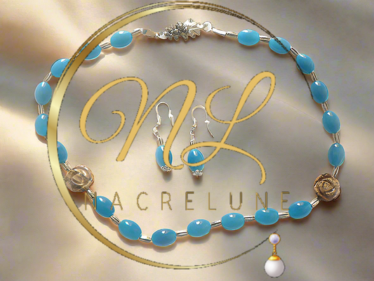 parure en perles de quartz bleus et fleurs sculptées en oeil du tigre