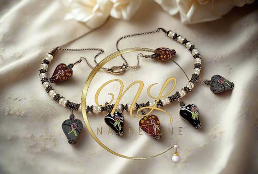 parure en perles naturelles et coeurs décorés en verre.