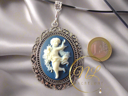 Grand pendentif camée en resine avec ange blanc