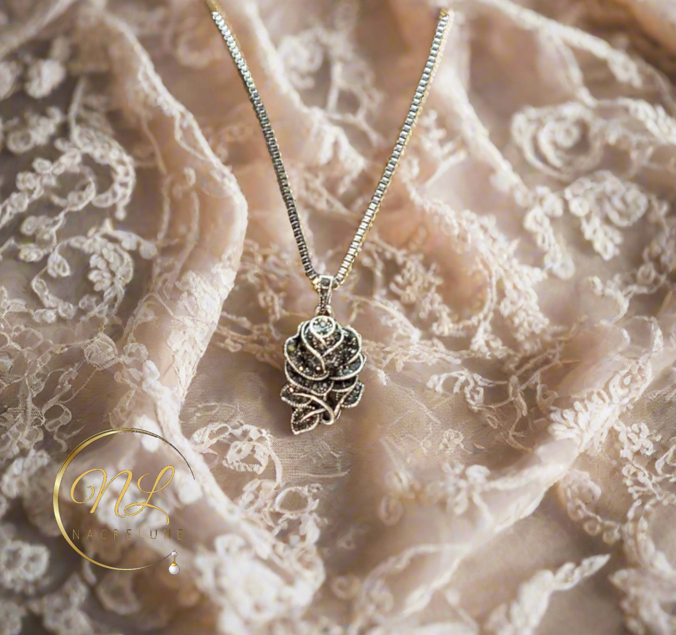Pendentif argent et marcassites en forme de rose