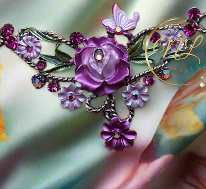 collier en émail rose avec des fleurs délicates