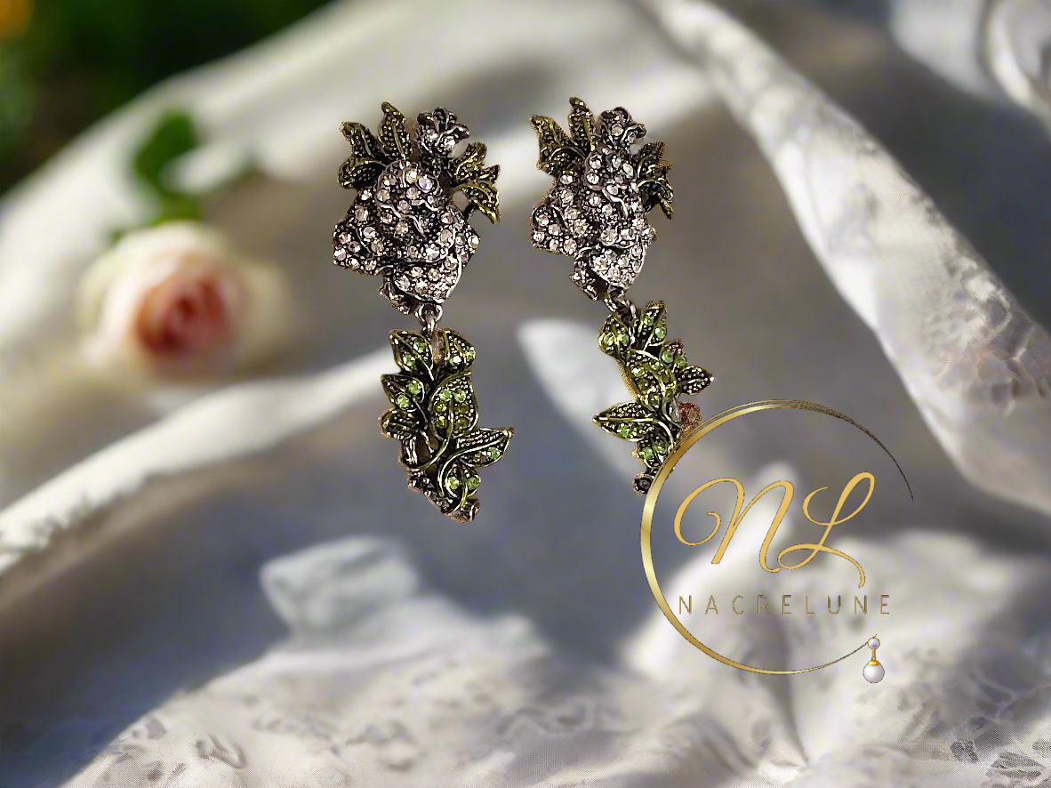 Grandes boucles strass en forme de roses blanches