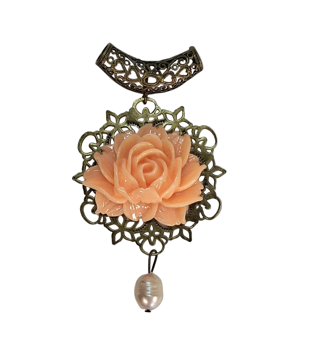 Pendentif en résine en forme de rose nacrelune.com pendentif