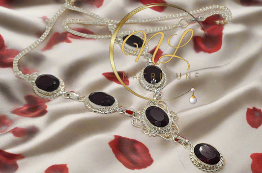 Avec des pierres en grenat taillées et une chaîne en argent véritable, ce collier ajoute une touche de luxe à votre look.