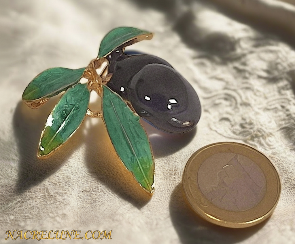 Broche en forme de petite branche d’olivier avec olives noires nacrelune.com broche