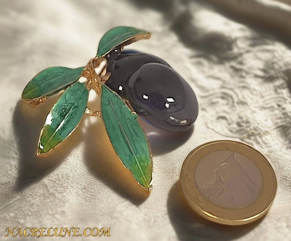 Broche en forme de petite branche d’olivier avec olives noires nacrelune.com broche