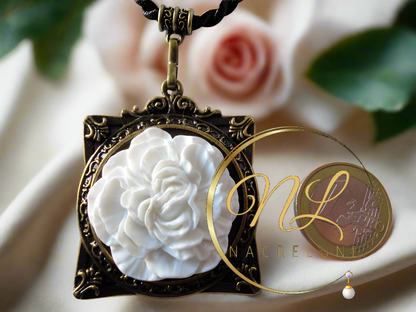 Pendentif cadre avec fleur, blanc
